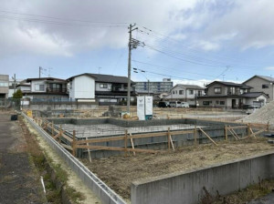 多賀城市明月、新築一戸建ての前面道路を含む現地写真画像です
