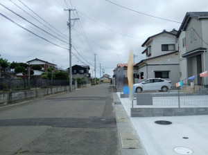 仙台市宮城野区白鳥、新築一戸建ての前面道路を含む現地写真画像です