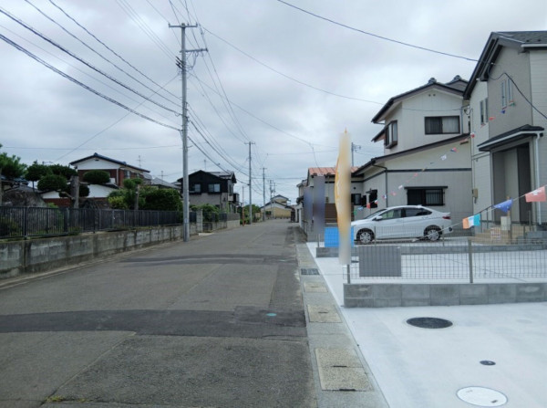 仙台市宮城野区白鳥、新築一戸建ての前面道路を含む現地写真画像です