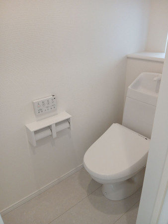 仙台市宮城野区白鳥、新築一戸建てのトイレ画像です