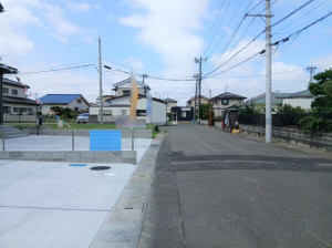 仙台市宮城野区白鳥、新築一戸建ての前面道路を含む現地写真画像です