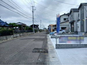 仙台市宮城野区白鳥、新築一戸建ての前面道路を含む現地写真画像です