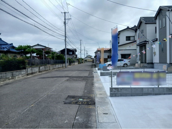 仙台市宮城野区白鳥、新築一戸建ての前面道路を含む現地写真画像です