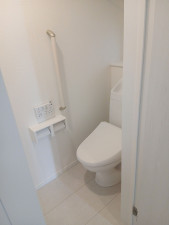 仙台市宮城野区白鳥、新築一戸建てのトイレ画像です