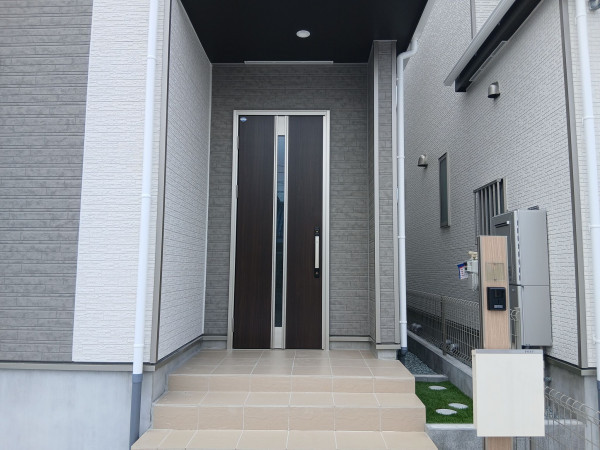 仙台市宮城野区白鳥、新築一戸建ての玄関画像です