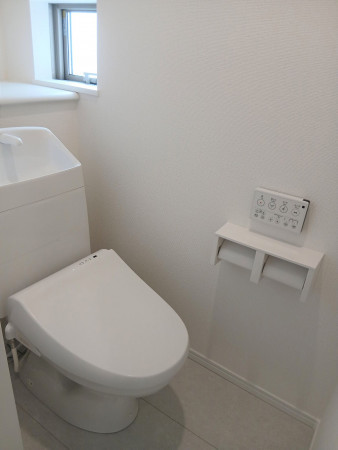 仙台市宮城野区白鳥、新築一戸建てのトイレ画像です