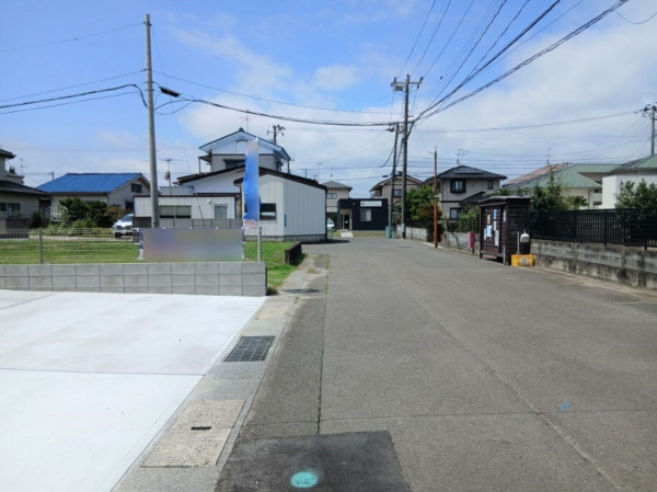 仙台市宮城野区白鳥、新築一戸建ての前面道路を含む現地写真画像です