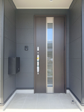 多賀城市新田、新築一戸建ての玄関画像です