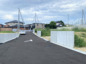 多賀城市笠神、新築一戸建ての前面道路を含む現地写真画像です