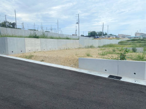 多賀城市笠神、新築一戸建ての前面道路を含む現地写真画像です