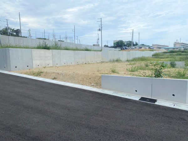 多賀城市笠神、新築一戸建ての前面道路を含む現地写真画像です