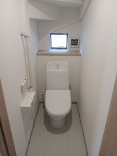多賀城市伝上山、新築一戸建てのトイレ画像です
