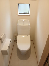 多賀城市伝上山、新築一戸建てのトイレ画像です