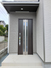多賀城市伝上山、新築一戸建ての玄関画像です