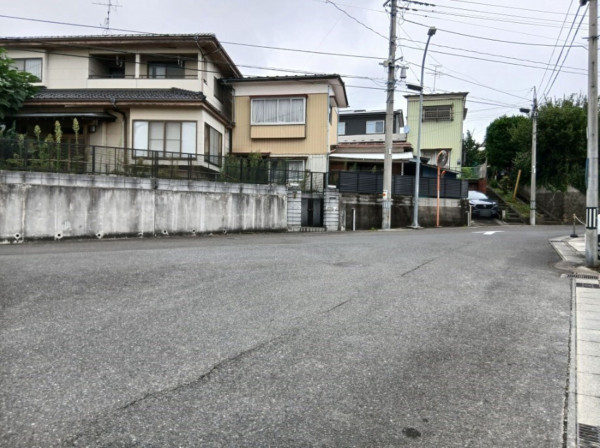 多賀城市伝上山、新築一戸建ての前面道路を含む現地写真画像です