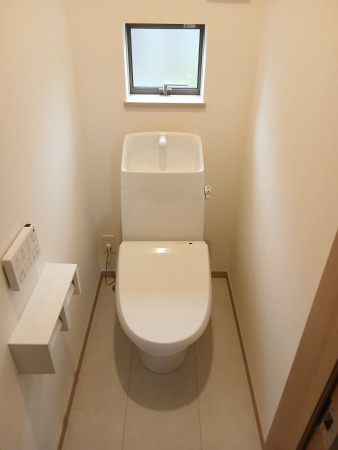 多賀城市伝上山、新築一戸建てのトイレ画像です