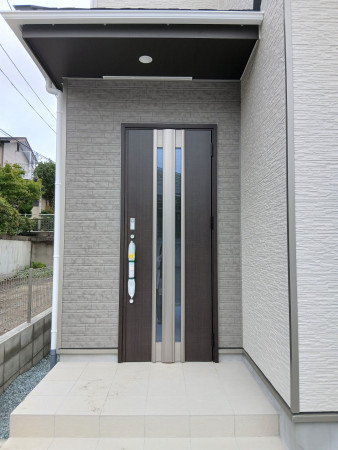 多賀城市伝上山、新築一戸建ての玄関画像です