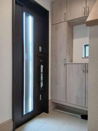 多賀城市伝上山、新築一戸建ての玄関画像です