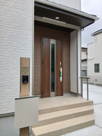 多賀城市伝上山、新築一戸建ての玄関画像です
