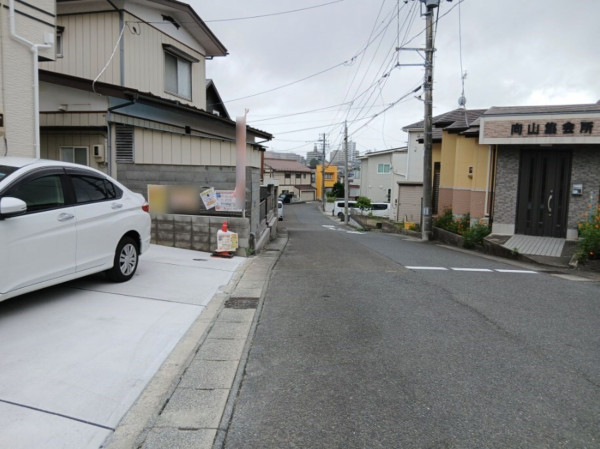 多賀城市伝上山、新築一戸建ての前面道路を含む現地写真画像です