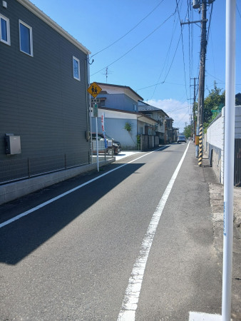 多賀城市鶴ケ谷、新築一戸建ての前面道路を含む現地写真画像です