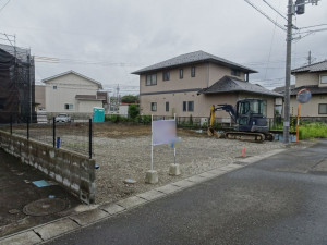 多賀城市伝上山、新築一戸建ての前面道路を含む現地写真画像です
