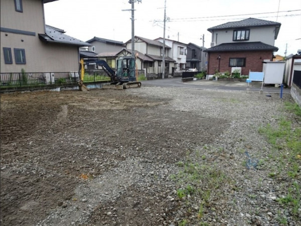 多賀城市伝上山、新築一戸建ての前面道路を含む現地写真画像です
