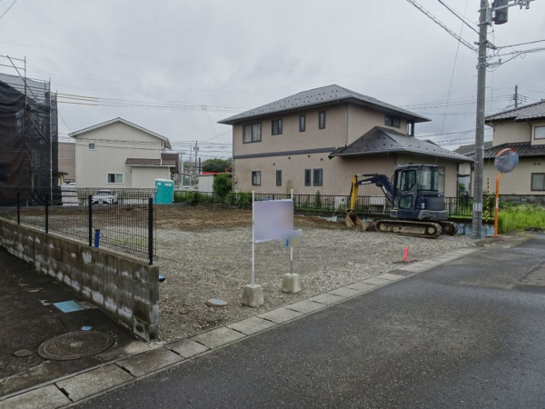 多賀城市伝上山、新築一戸建ての前面道路を含む現地写真画像です