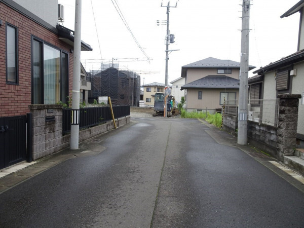 多賀城市伝上山、新築一戸建ての前面道路を含む現地写真画像です