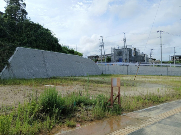 仙台市宮城野区岩切、土地の前面道路を含む現地写真画像です