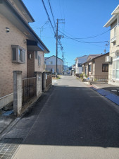 仙台市宮城野区中野、中古一戸建ての前面道路を含む現地写真画像です