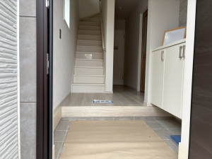 八千代市勝田台南、新築一戸建ての玄関画像です