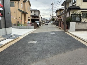八千代市勝田台南、新築一戸建ての前面道路を含む現地写真画像です