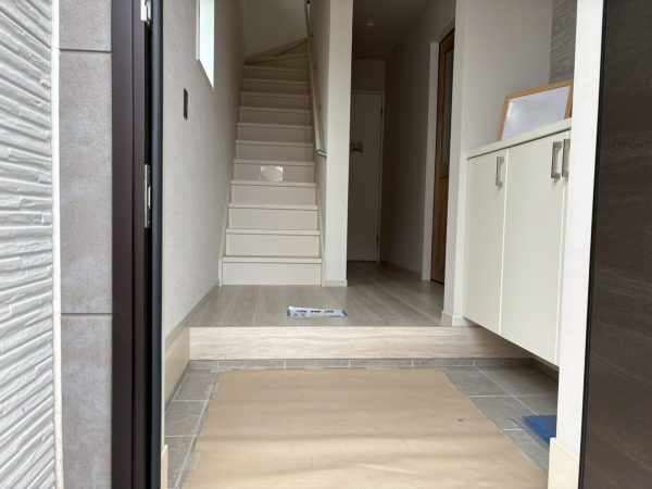 八千代市勝田台南、新築一戸建ての玄関画像です