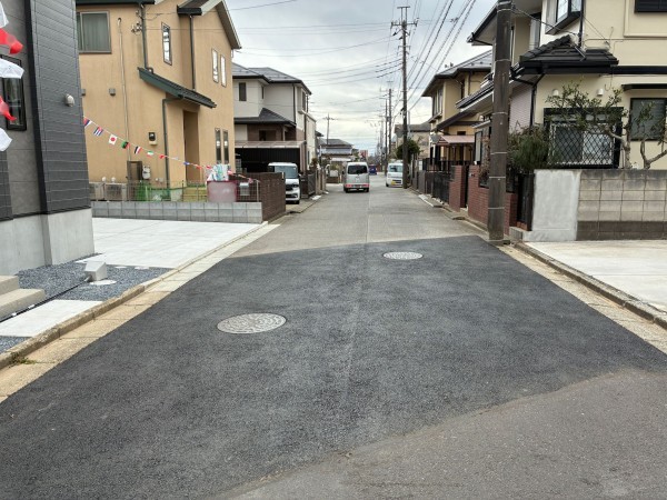 八千代市勝田台南、新築一戸建ての前面道路を含む現地写真画像です