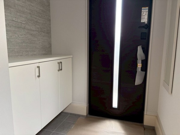 八千代市勝田台南、新築一戸建ての玄関画像です