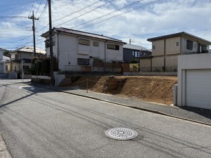 八千代市高津、土地の前面道路を含む現地写真画像です