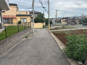 八千代市萱田町、土地の前面道路を含む現地写真画像です
