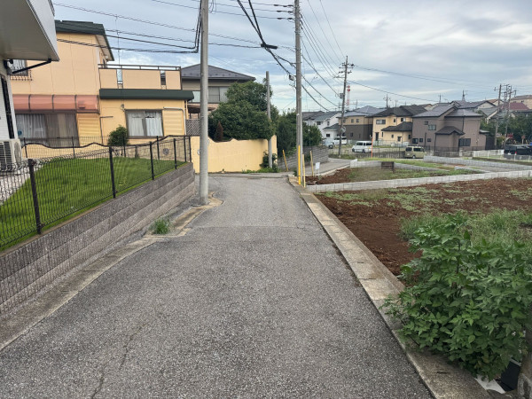 八千代市萱田町、土地の前面道路を含む現地写真画像です