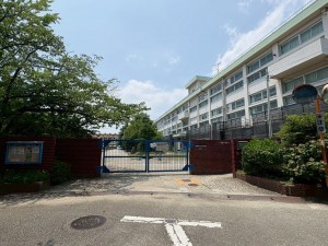 川西市久代、土地の小学校画像です