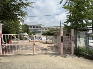 川西市花屋敷、土地の小学校画像です