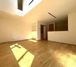 川西市東畦野、新築一戸建ての居間画像です