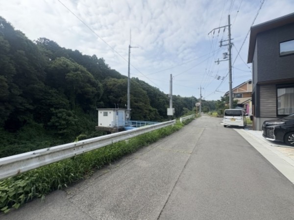 川西市東畦野、新築一戸建ての前面道路を含む現地写真画像です