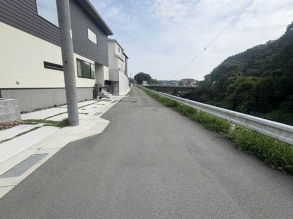 川西市東畦野、新築一戸建ての前面道路を含む現地写真画像です