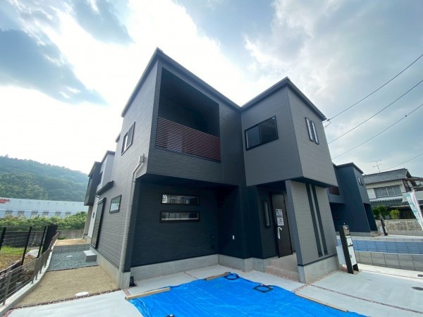 川西市多田院、新築一戸建ての外観画像です