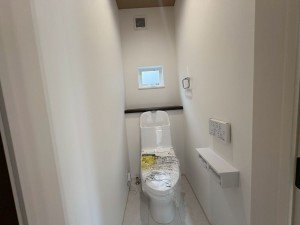 川西市多田院、新築一戸建てのトイレ画像です