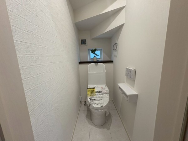 川西市多田院、新築一戸建てのトイレ画像です