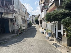 川西市下加茂、中古一戸建ての前面道路を含む現地写真画像です