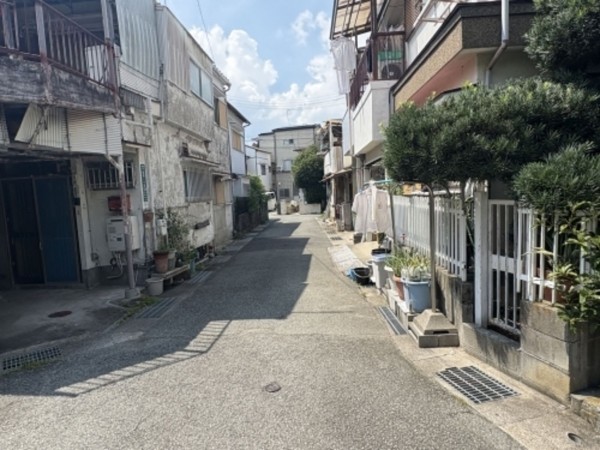 川西市下加茂、中古一戸建ての前面道路を含む現地写真画像です