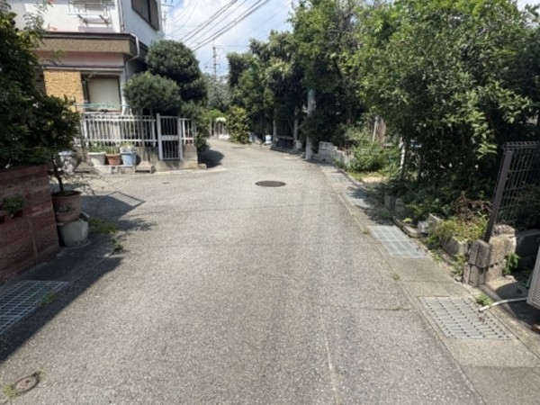 川西市下加茂、中古一戸建ての前面道路を含む現地写真画像です